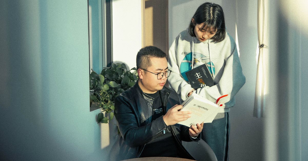 兩人並肩散步，展現愛情中付出與關懷的日常互動